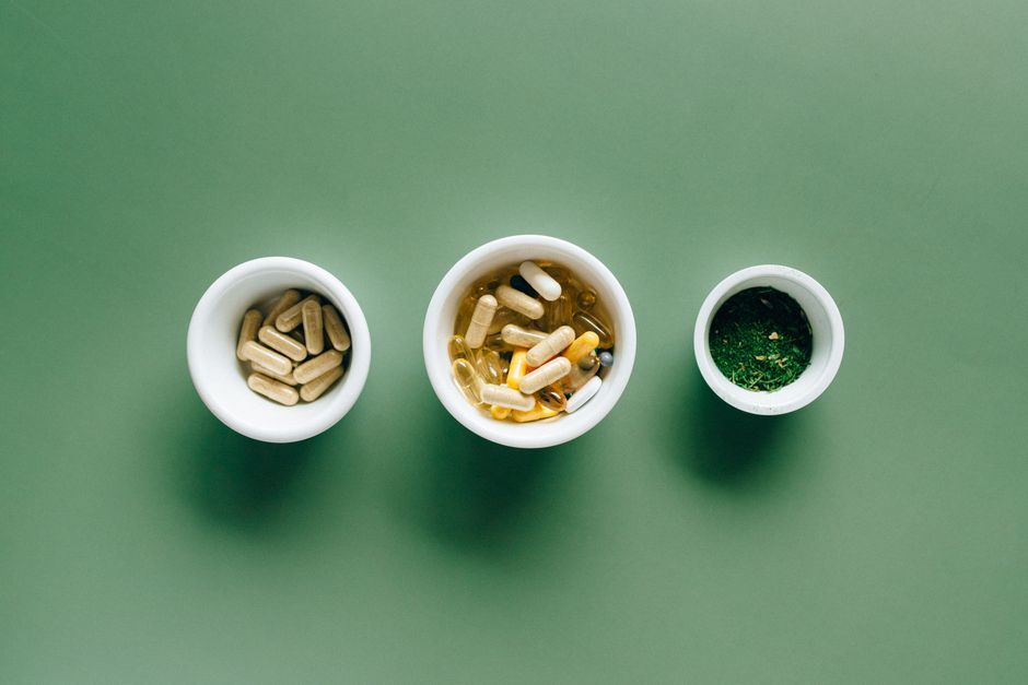 Bổ sung thực phẩm giàu sắt và vitamin B giúp tăng sinh hồng cầu và cải thiện tuần hoàn.