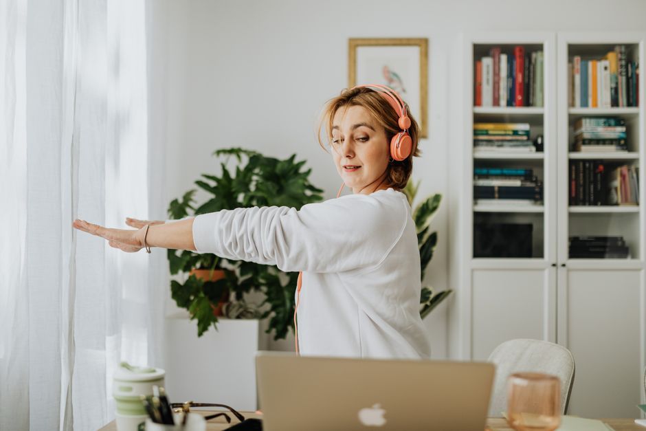 Thiên Cải Hoàn Cho Dân Văn Phòng: Thói Quen Giúp Lưu Thông Máu Tốt Khi Ngồi Nhiều 2 Việc thực hiện các động tác giãn cơ đơn giản ngay tại bàn làm việc giúp duy trì dòng chảy máu ổn định
